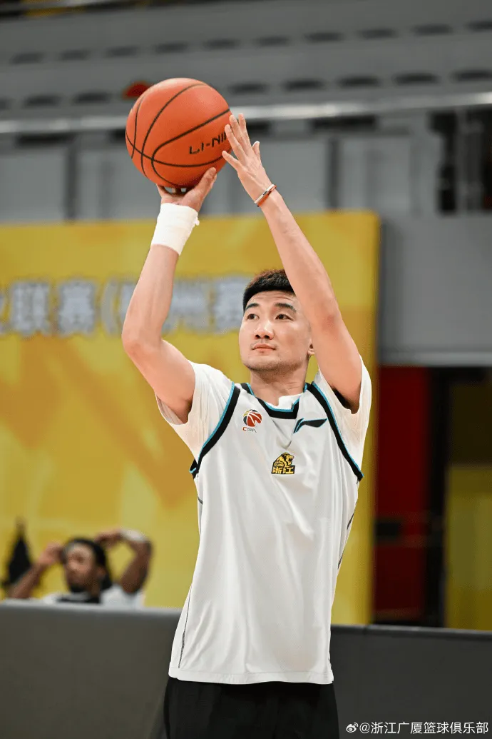 乐鱼-广厦男篮分享球队训练图集并配文：备战G5，今日前往上海