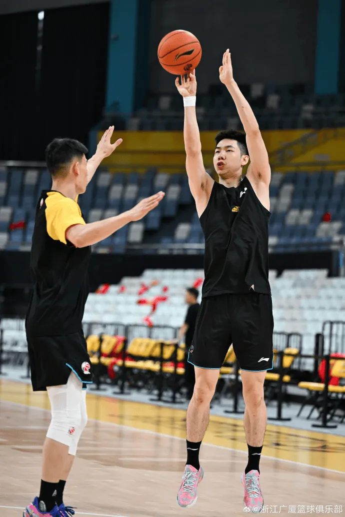 乐鱼-广厦男篮分享球队训练图集并配文：备战G5，今日前往上海