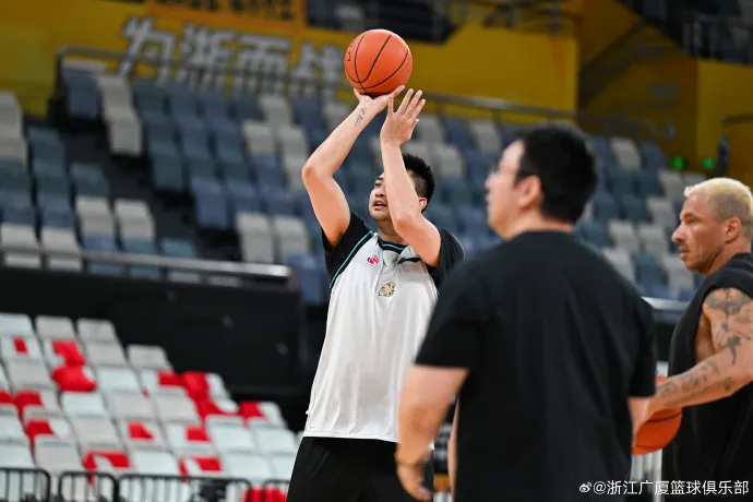 乐鱼-广厦男篮分享球队训练图集并配文：备战G5，今日前往上海