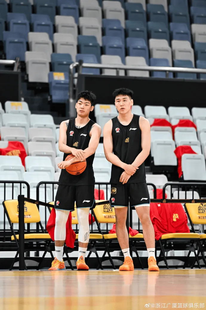 乐鱼-广厦男篮分享球队训练图集并配文：备战G5，今日前往上海