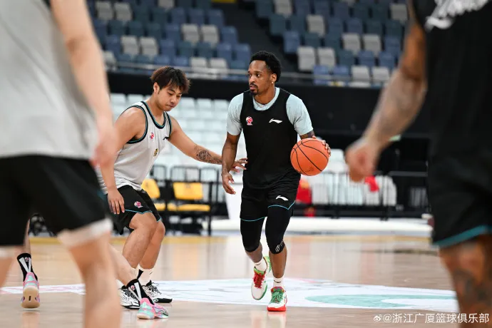 乐鱼-广厦男篮分享球队训练图集并配文：备战G5，今日前往上海